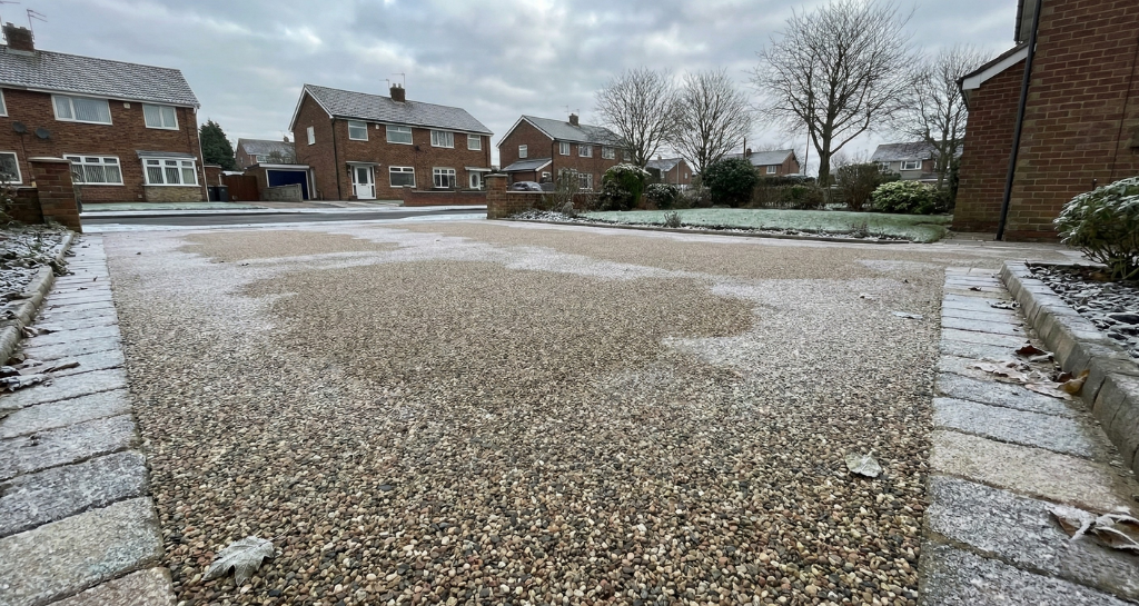 Permeable resin surfaces drain water efficiently, reducing freeze–thaw stress and surface cracking during winter.