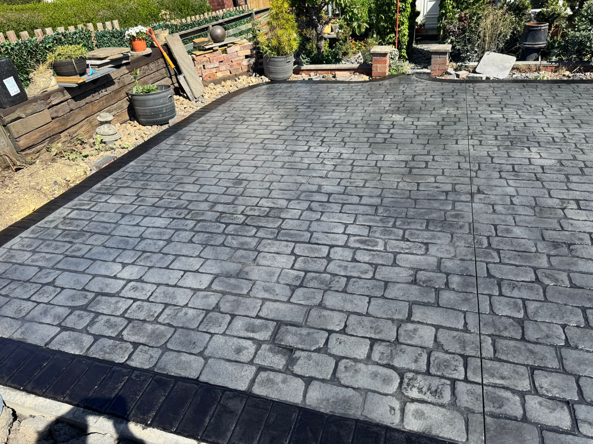 Grey cobble-pattern paving with dark edging