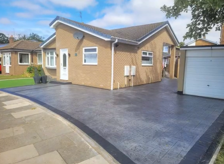 Imprinted concrete driveway with a curved contrasting border